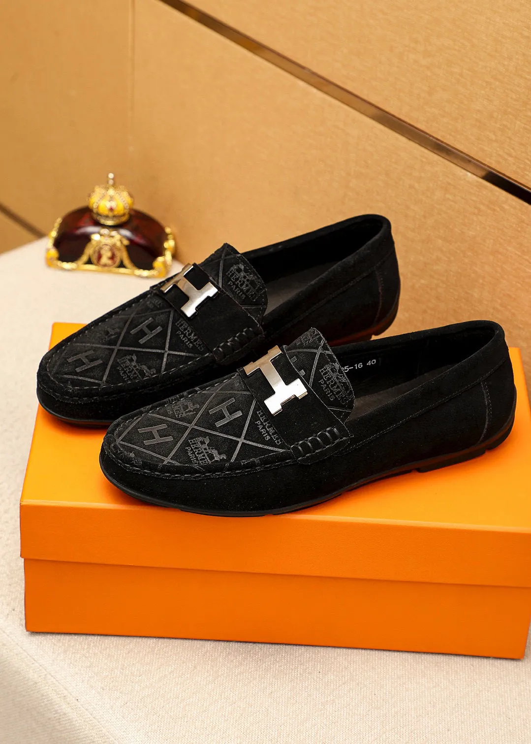 Men's shoes 💰380 💐 Product trademark: HERMES "Hermès" shoes. Regular size: 38-44 (45🉑️customized) Product materials: Selected imported first-layer frosted cowhide embossed upper + classic hardware buckle, imported pig leather lining. Strong three-dimensional visual effect, rubber outsole Color: 1⃣️color optional